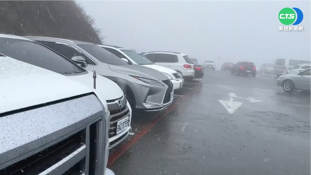 合歡山武嶺飄下冰霰 "追雪族"不虛此行