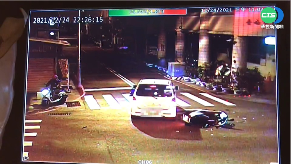 警追緝拒檢機車 不慎撞轎車噴飛摔慘