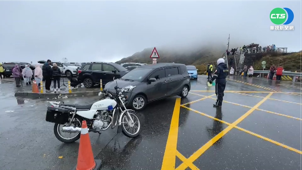 合歡山飄雪! 武嶺停車場被追雪潮塞爆