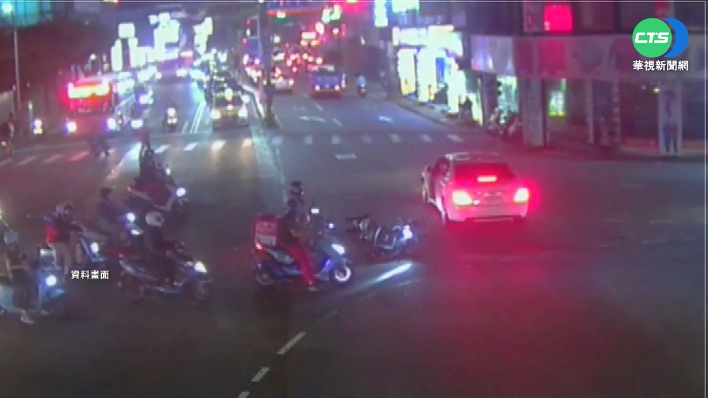 機車闖紅燈險撞警車 警追違規擬開罰?