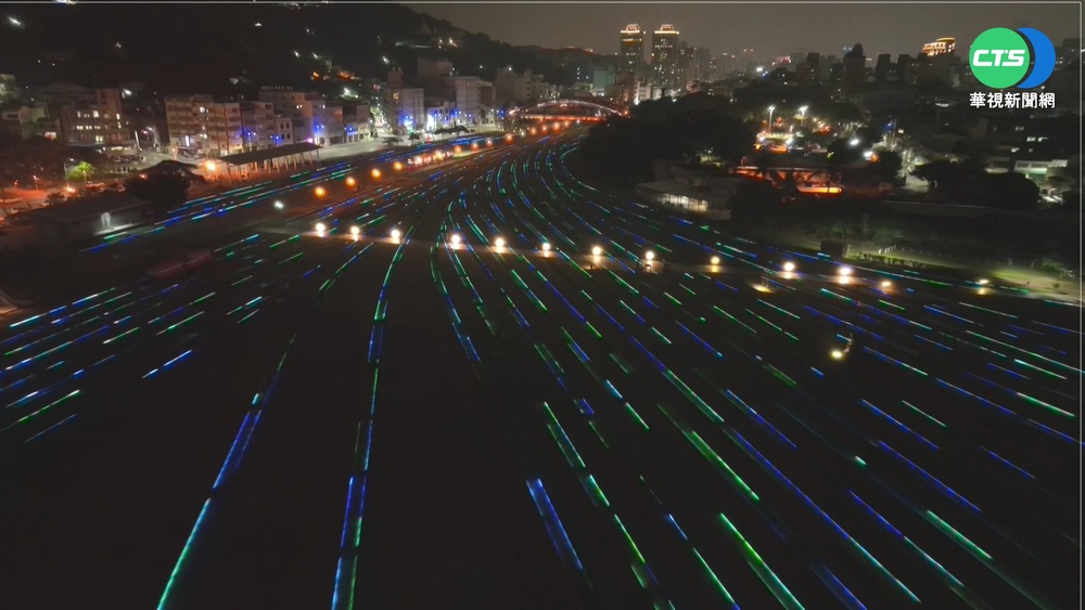 愛河畔最美"霓虹派對" 13萬人搶朝聖