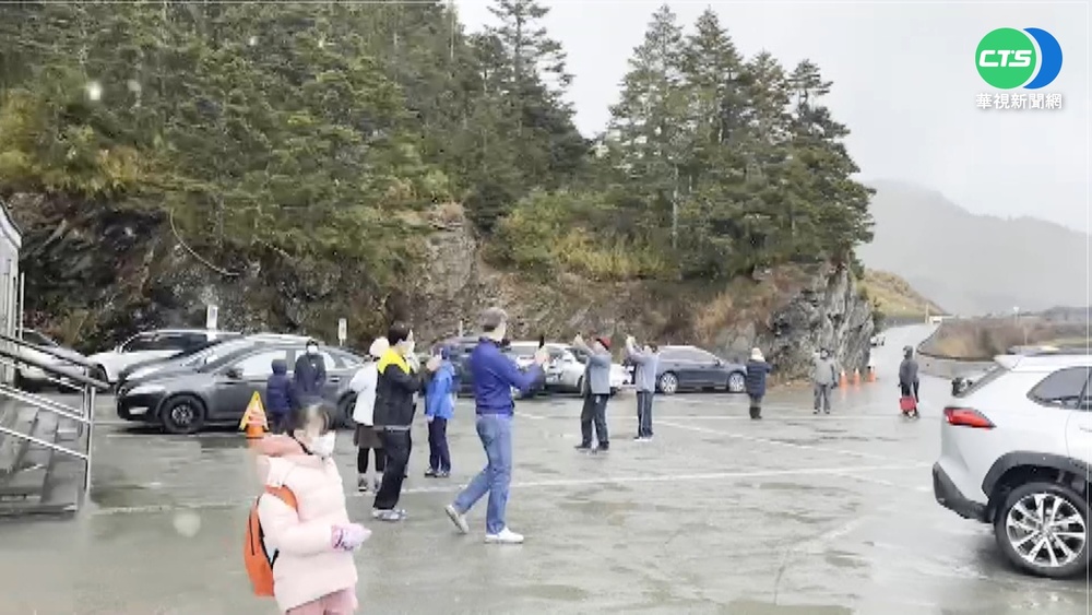 冷氣團發威! 合歡山.武嶺下冰霰.飄雪