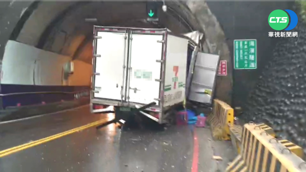 疲勞駕駛! 台2線隧道口貨車自撞護欄
