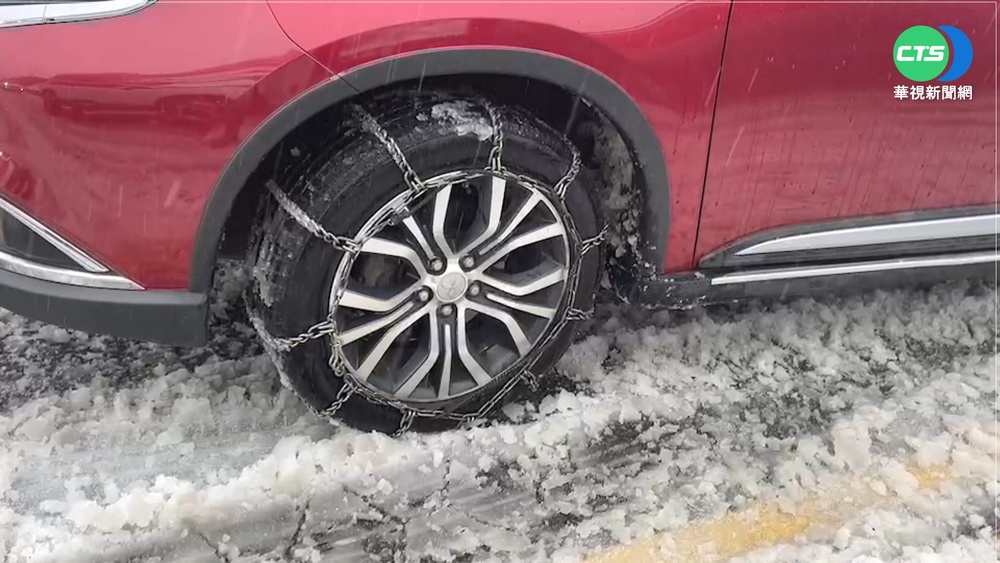 合歡山瘋追雪 "水晶宮"結冰打滑易受困