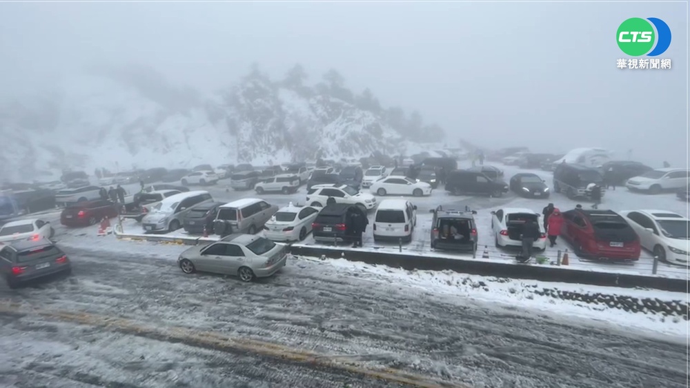 銀白世界來了! 合歡山深夜降雪民眾嗨翻