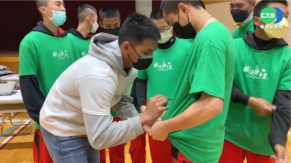 「火球男」劉致榮返母校 憶當年「吃飯戰爭」比打球辛苦