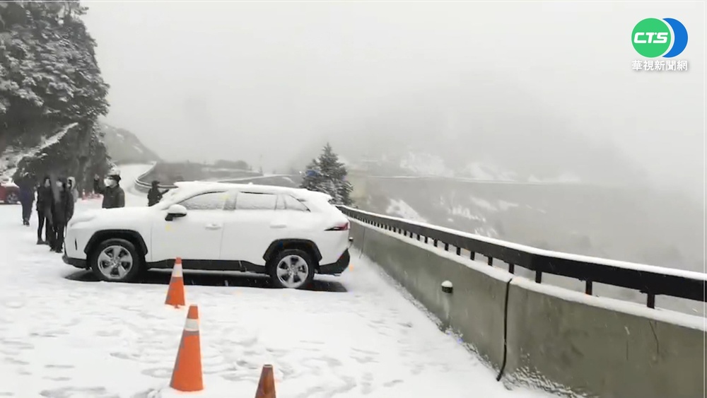 下雪了! 合歡山白頭 武嶺擠滿追雪遊客