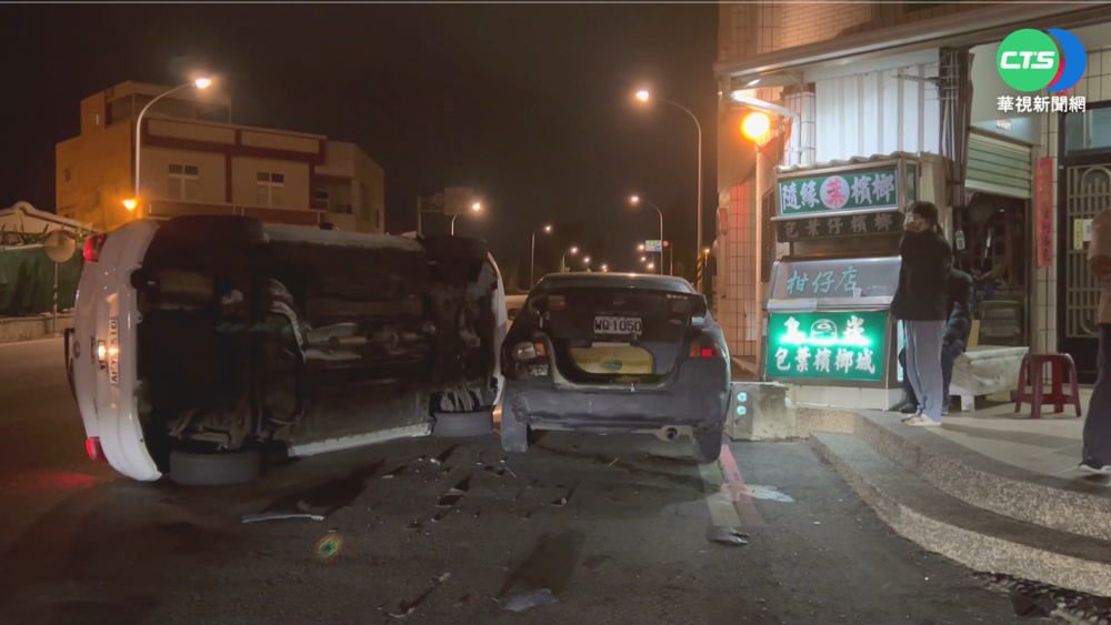 疑燈光昏暗遮視線 轎車釀擦撞翻覆