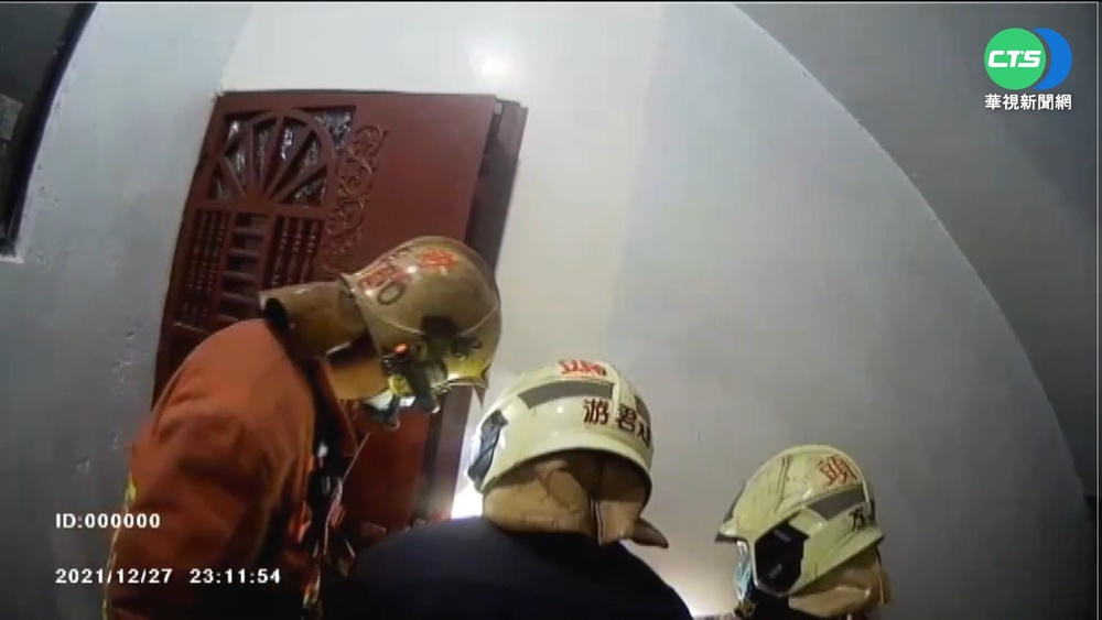 通緝犯爬遮陽板躲警 搏命跳樓仍被逮