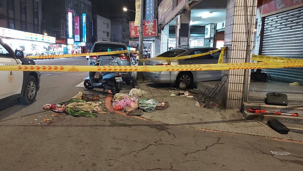 新店轎車衝撞騎樓！7旬翁顧孫誤踩油門釀1死、3傷