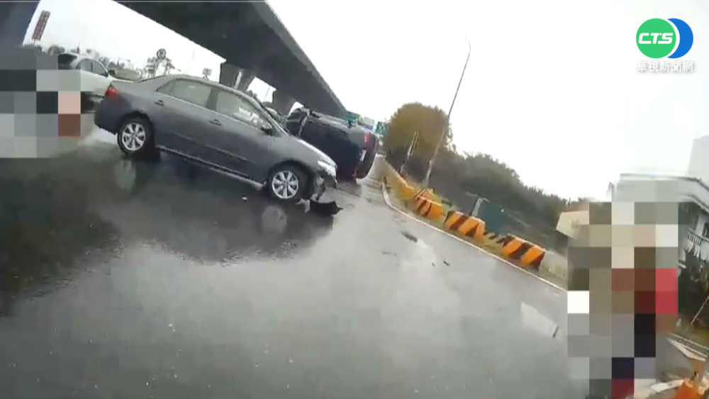 轎車路口急右轉! 直行車閃避不及釀翻覆