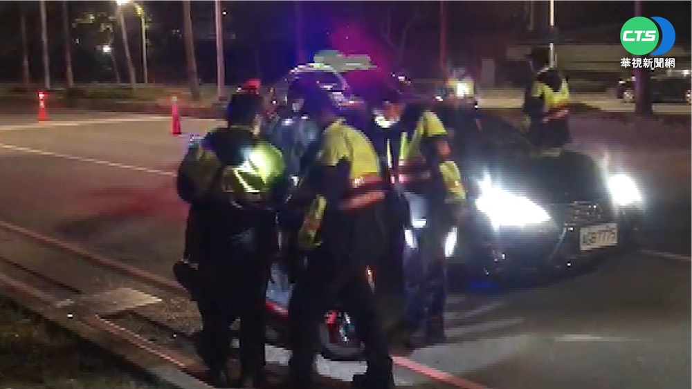 又是酒駕! 男躲攔檢逆撞轎車衝毀檳榔攤