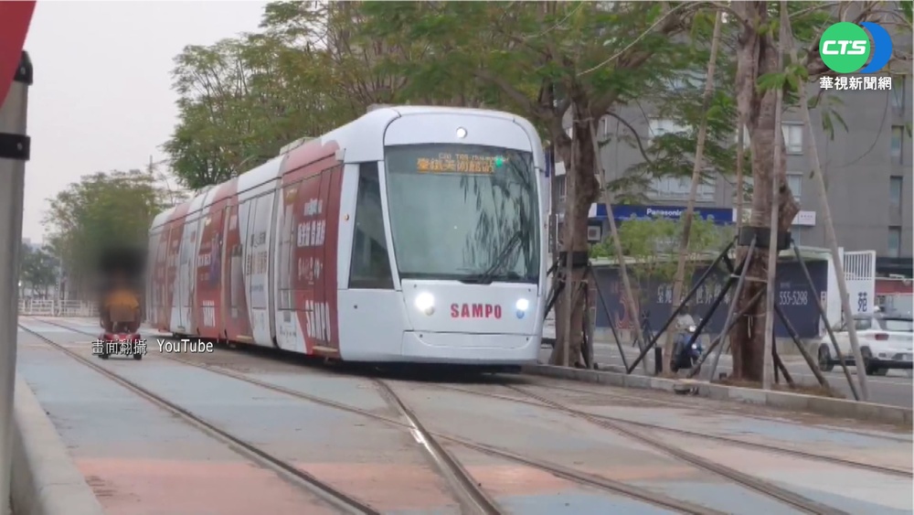 阿伯騎電動車誤闖 與輕軌同行太母湯!