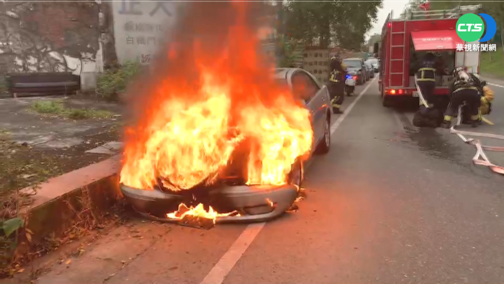 悚! 宜蘭堤邊轎車"自燃" 幸無釀傷亡