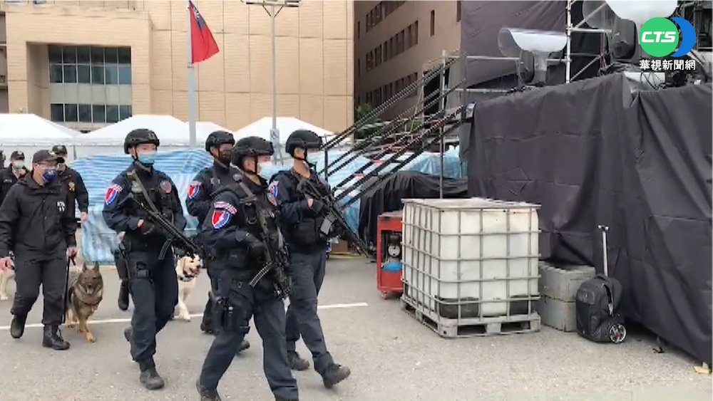 維護跨年治安 信義分局近千警力出動