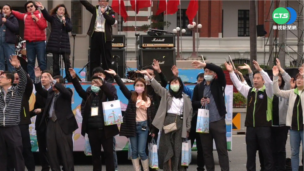 抗疫迎新!元旦升旗 陳時中醫護領唱國歌