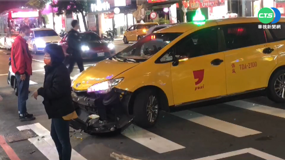 小黃迴轉撞直行機車 路人遭殃送醫