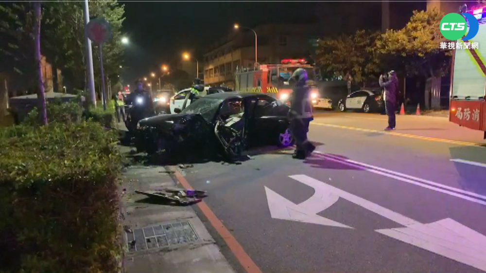 疑不熟路逆向撞水泥墩 駕駛一度困車內