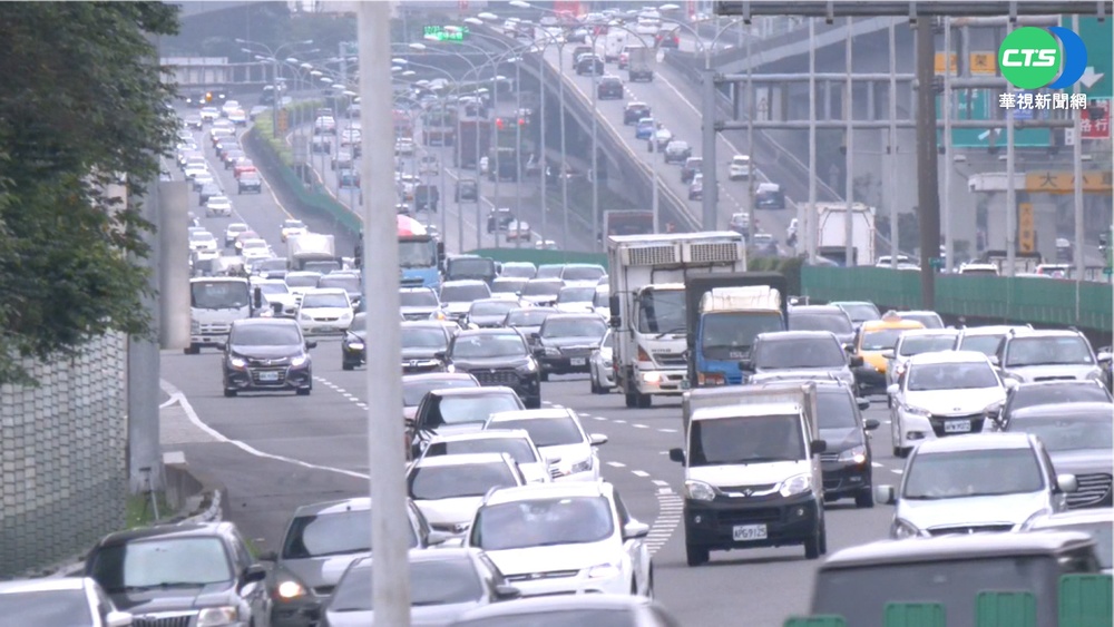 連假國道6路段塞爆 雙鐵加班車疏運