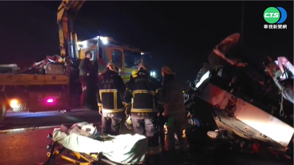 國1民雄段2大車追撞 1駕駛一度命危