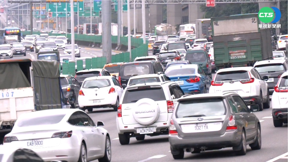 國道連假首日現車潮 估16:00後才緩解