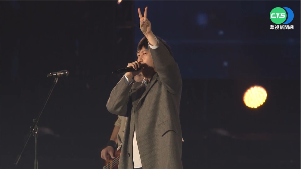 五月天高雄開唱 8萬歌迷嗨翻世運主場館