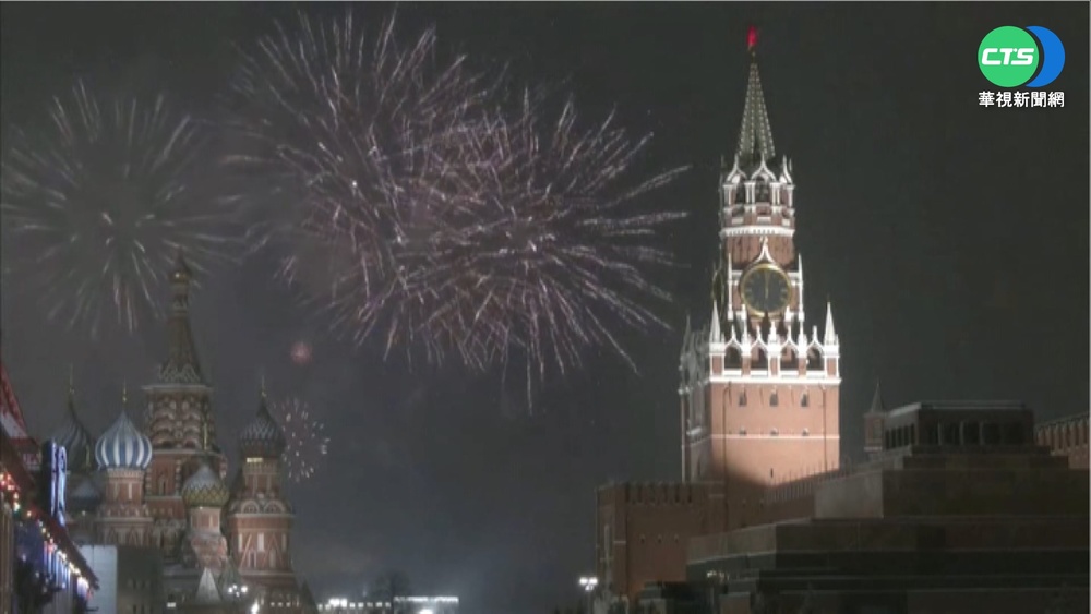 俄羅斯紅場白雪靄靄 煙火秀璀璨夜空