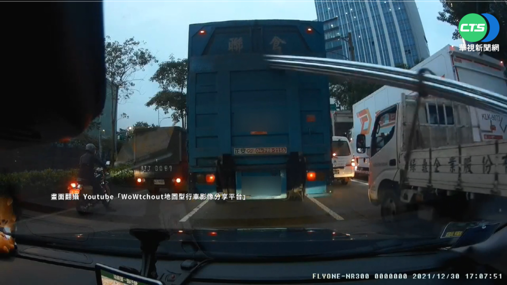 撞擊卡車 貨車鐵管掉落後車引擎蓋