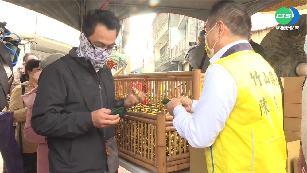 紫南宮恢復元旦領錢母 估10萬人排隊領取