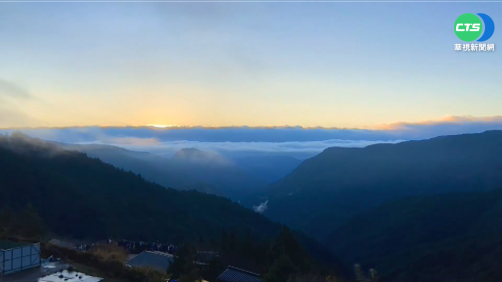 迎本島"第一道曙光" 人潮蜂擁東部