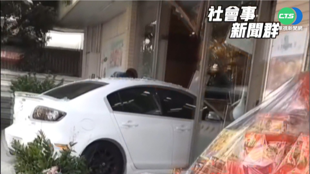 女駕駛疑誤踩油門 整車撞破玻璃衝超商