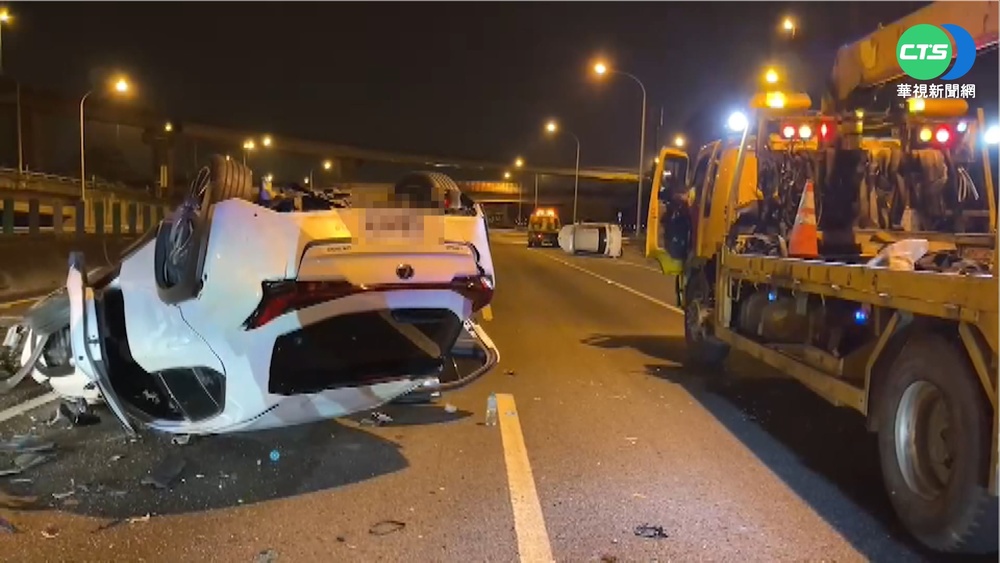 國3轎車追撞載豬貨車 雙雙翻覆1死1傷