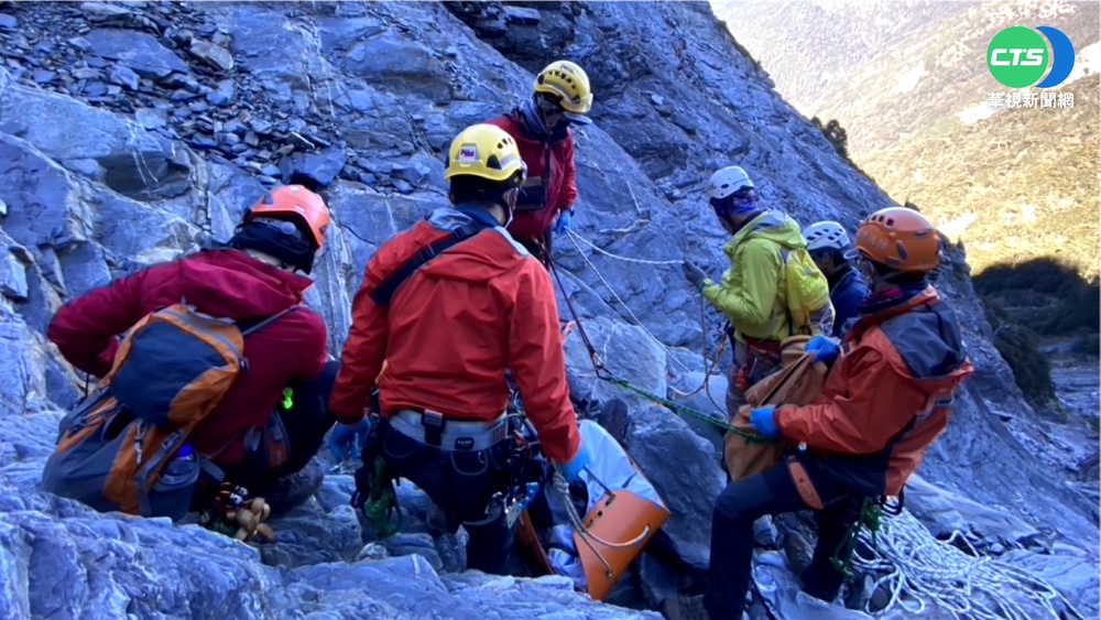 回家路難! 科長遺體卡山壁 3度吊掛失敗