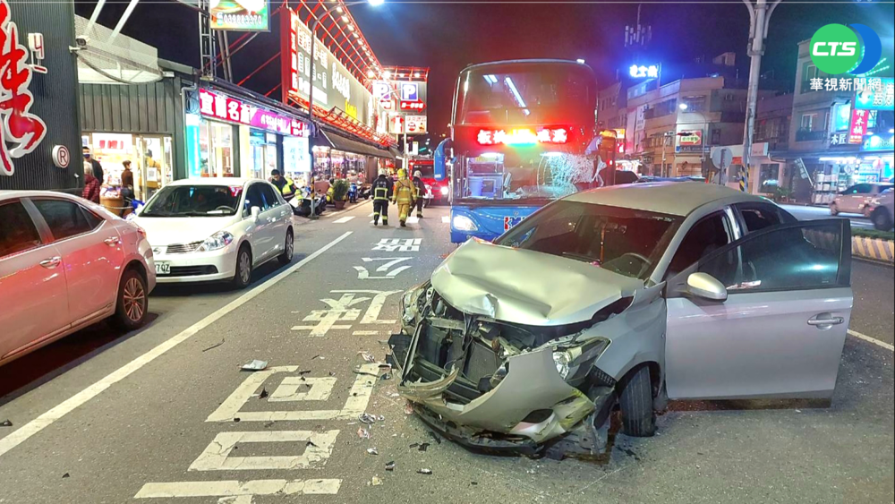 礁溪轎車自撞翻覆 客運煞不及追撞