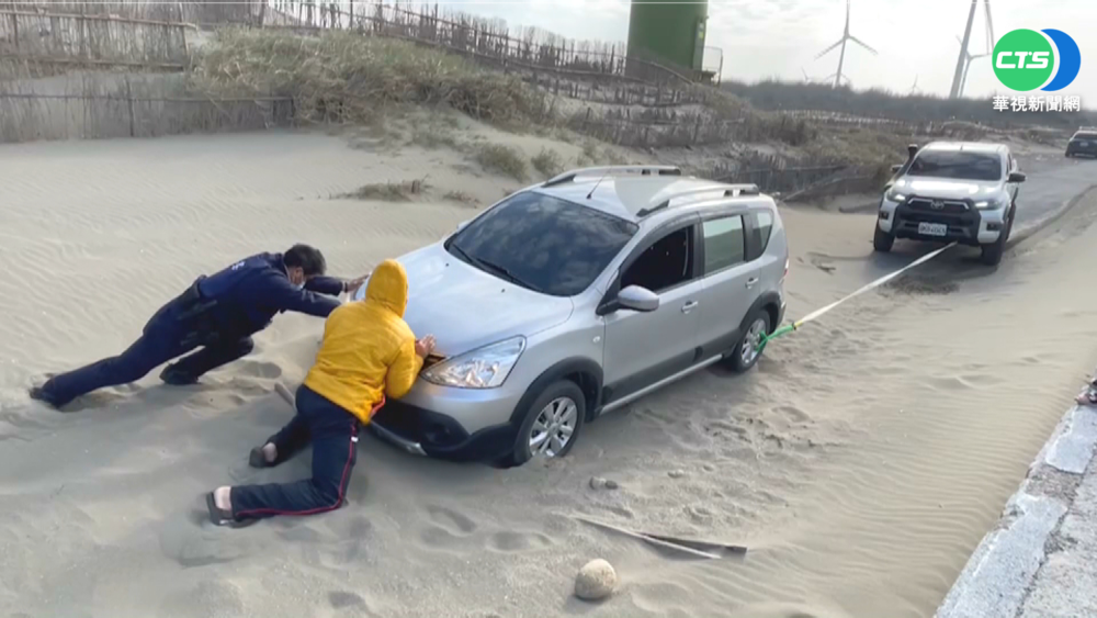 假日欣賞海邊風景 車陷入沙灘受困