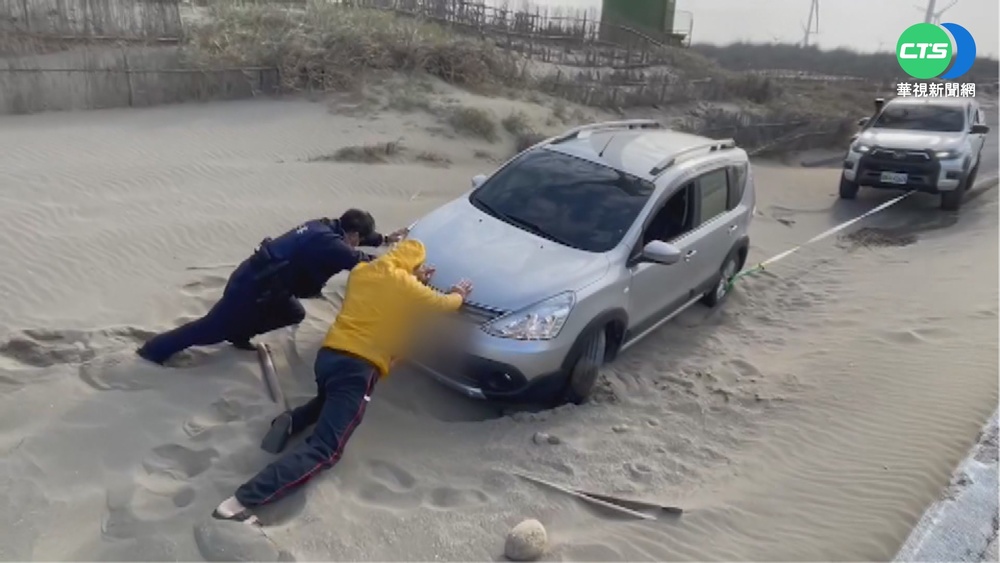 男海邊賞風景 車"深陷"沙灘拖吊業者救