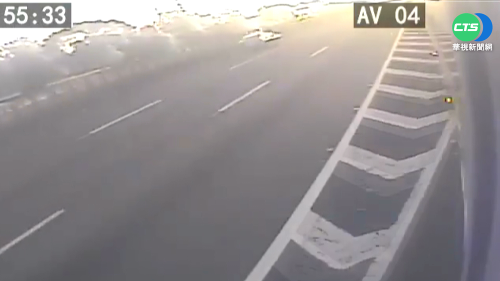 轎車硬切下休息區 國道客運急閃自撞