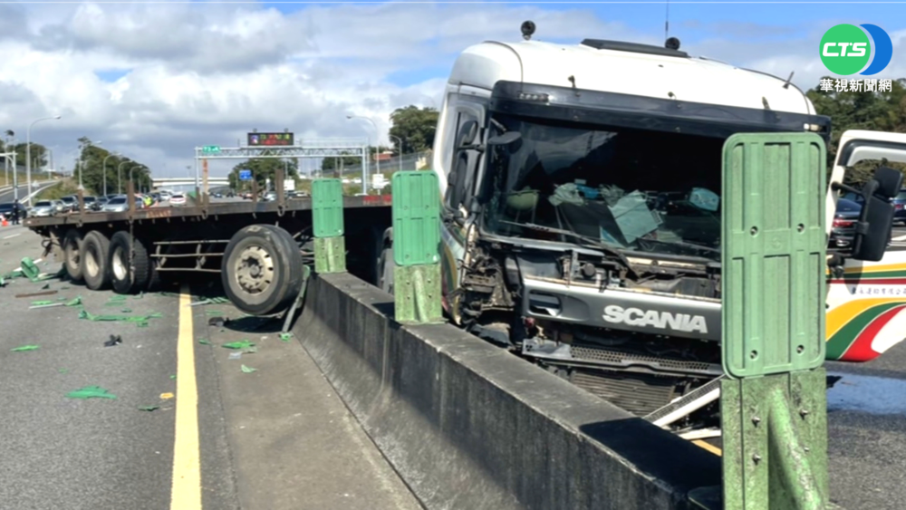 曳引車疑操作不當 國三15車連環撞!