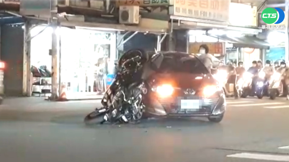 轎車突然左轉! 直行重機急煞騎士拋飛