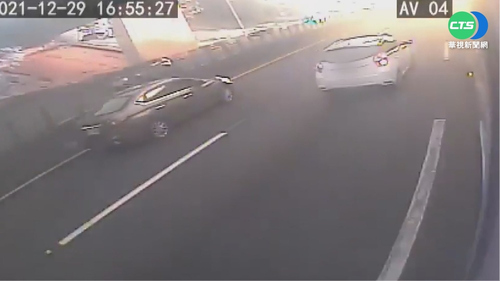 轎車硬切下休息區 國道客運急閃自撞