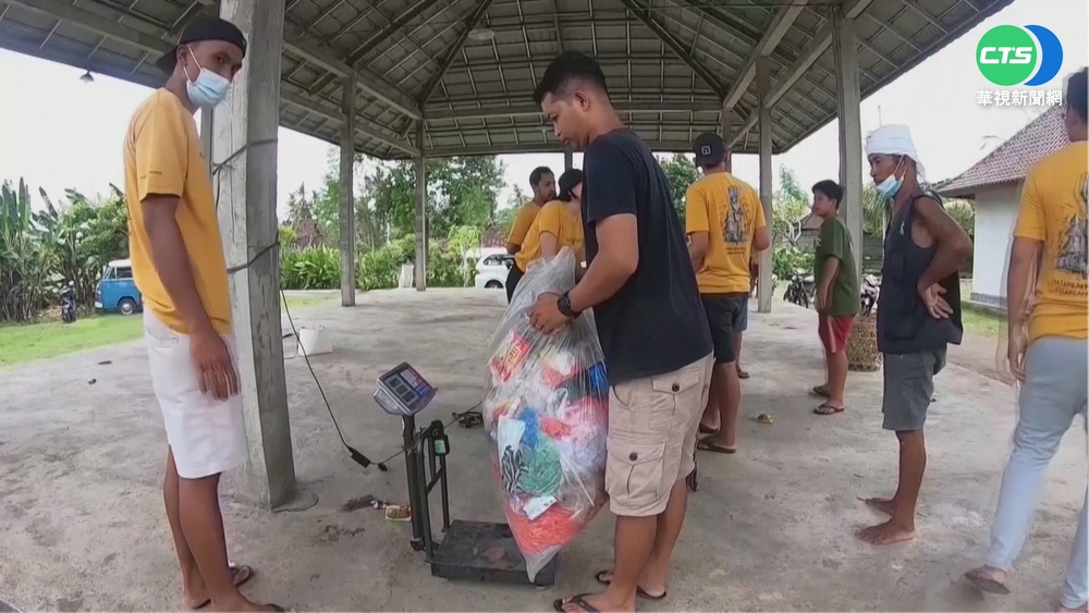峇里島生計受重創 收集塑膠垃圾換米