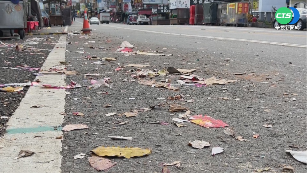 連假恆春湧進萬人 沙灘.大街滿地圾垃