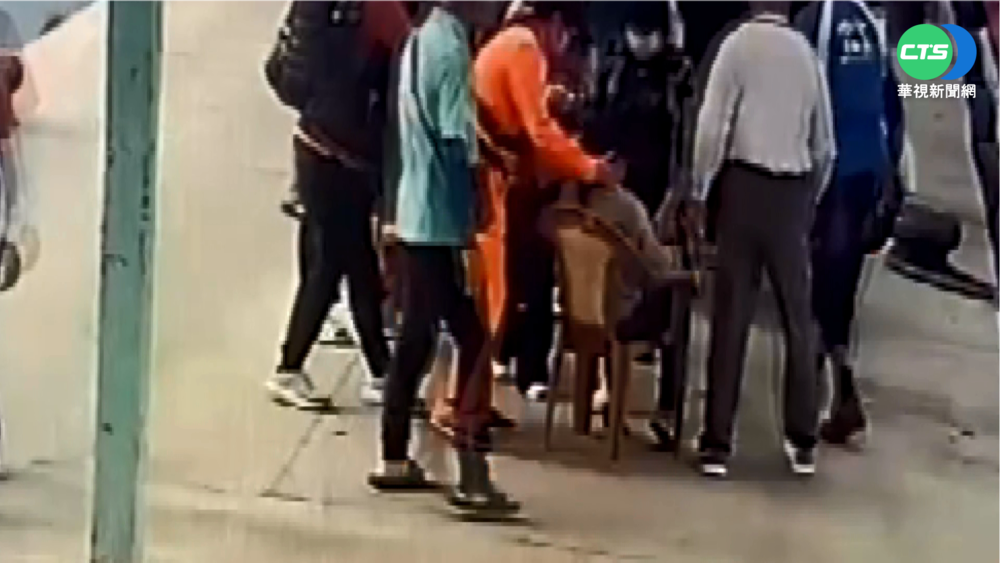 險! 女童等船吃糖噎住 海巡急救化解危機