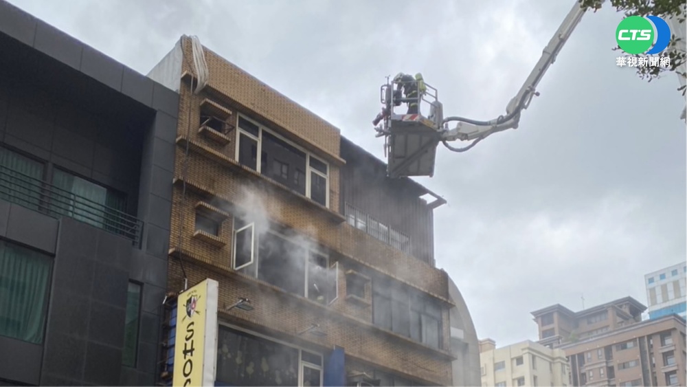 燒肉店起火冒濃煙 雲梯車救受困員工