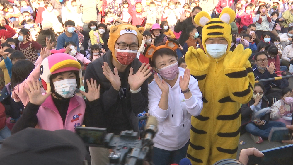老虎裝穿反被網嘲 顏寬恒：沒想到大人比小孩更開心