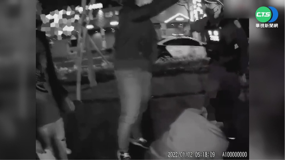 搭電梯揶揄爆口角 11人大亂鬥全栽了