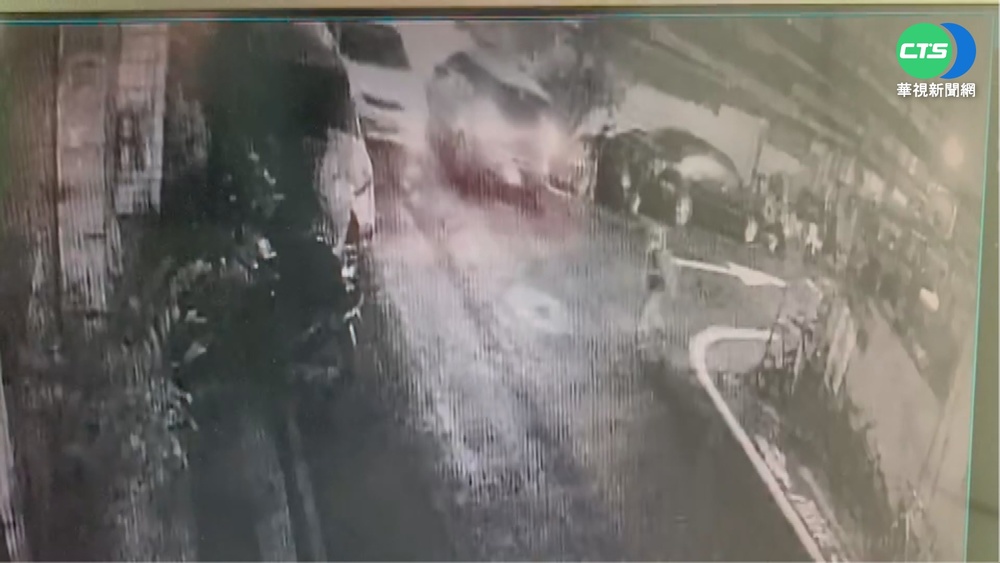 馬路如虎口! 8歲童衝出巷口遭撞飛