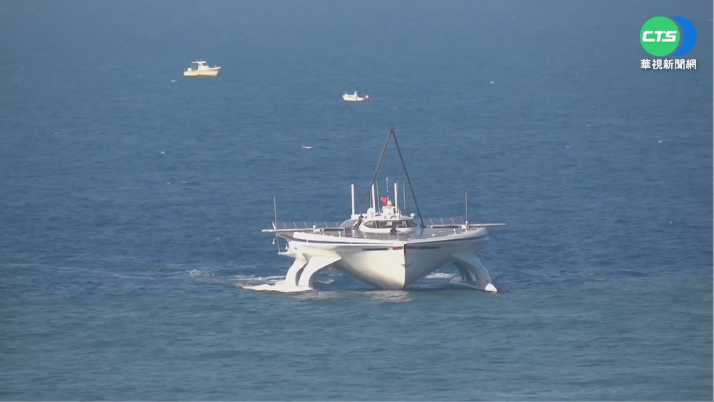 太陽能實驗遊艇停高雄港 盼喚起海洋環保