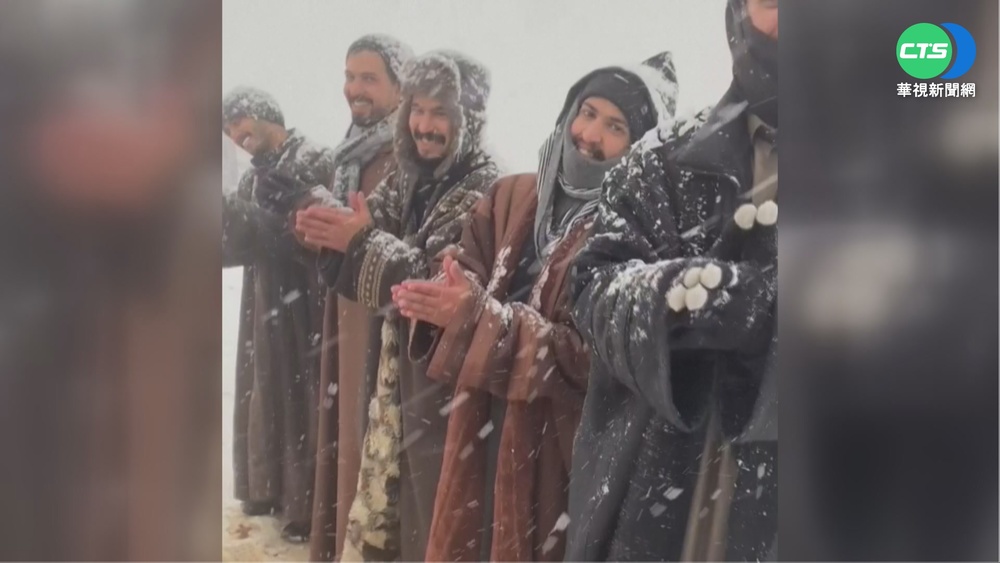 驚喜! 埃及洪加達罕見降下"冰雹雪"