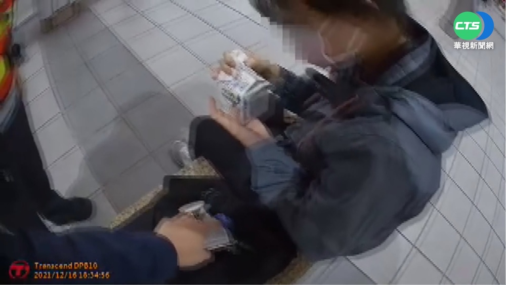 女學生搭捷運暈眩 警送飯糰.牛奶救命